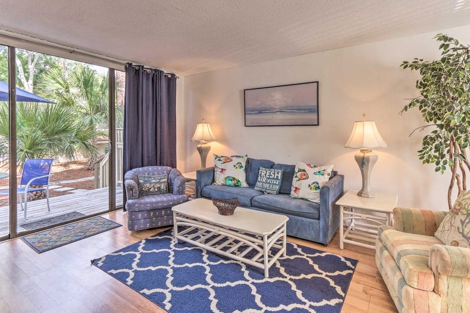 Patio & Walk to Beach: Hilton Head Island Townhome Apartment in South Forest Beach