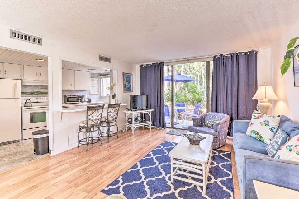 Patio & Walk to Beach: Hilton Head Island Townhome Apartment in South Forest Beach