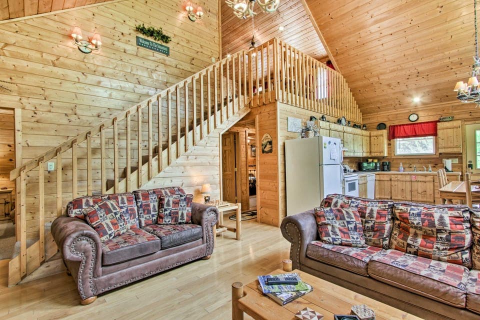 Cabin w/ Hot Tub & Deck ~ 7 Mi to Pigeon Forge! House in Sevier County