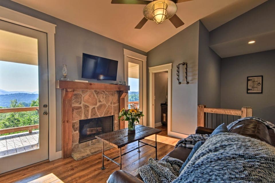 Hiawassee Home w/ Views < 1 Mi to Lake Chatuge House in Chatuge Lake