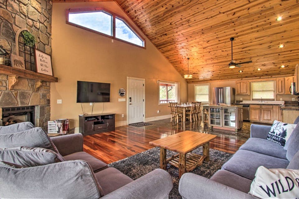 Luxe Cabin w/ Covered Pool + Smoky Mountain Vistas House in Sevier County