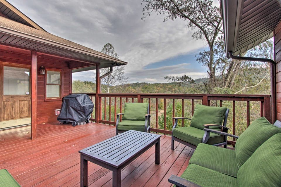 Luxe Cabin w/ Covered Pool + Smoky Mountain Vistas House in Sevier County