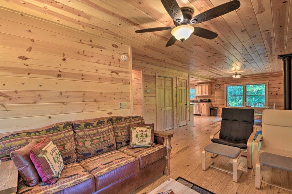 Secluded Cabin w/ Deck 13 Miles to Downtown Murphy House in Tennessee