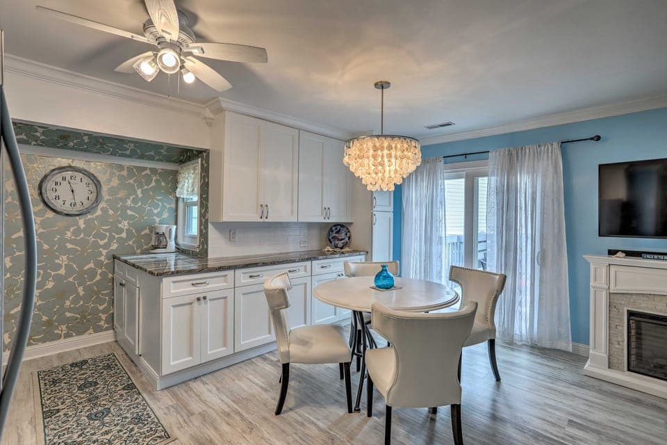 Breezy Murrells Inlet Condo w/ Deck: Walk to Beach Apartment in Garden City