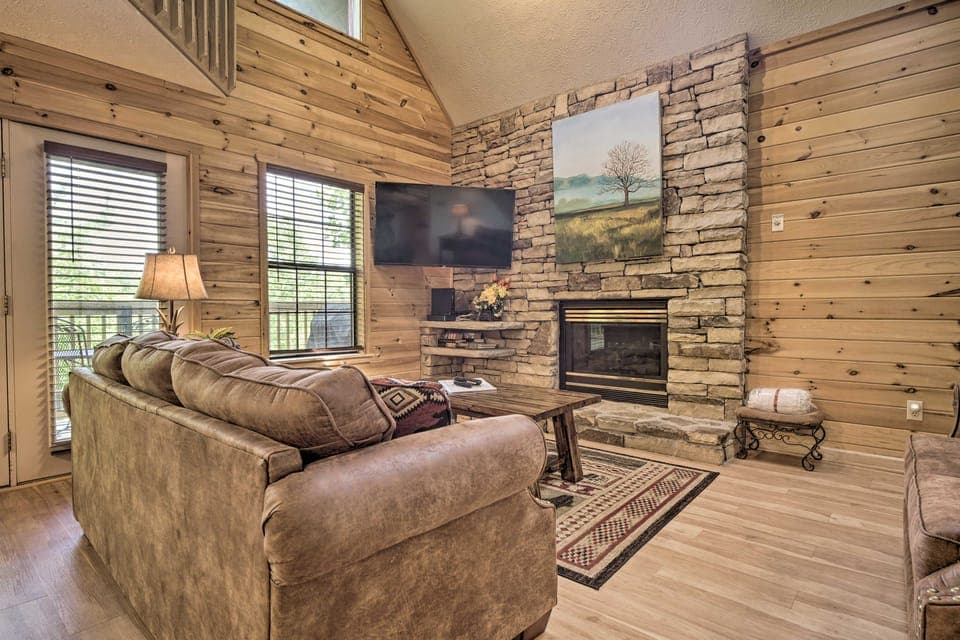 Hot Tub & Private Deck: Rustic Pigeon Forge Cabin House in Pigeon Forge