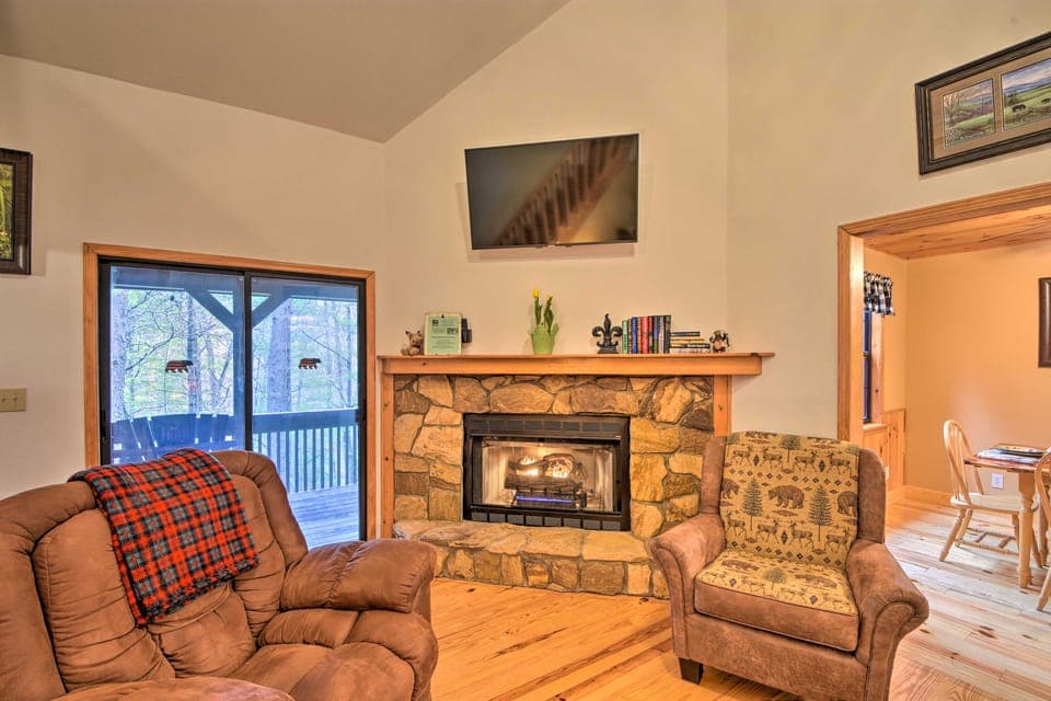 Modern Cabin w/ Deck in the Blue Ridge Mountains! House in Union County