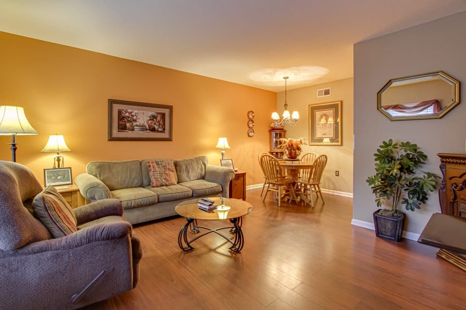 Parkway Condo ~ Walk to Island in Pigeon Forge! Apartment in Pigeon Forge