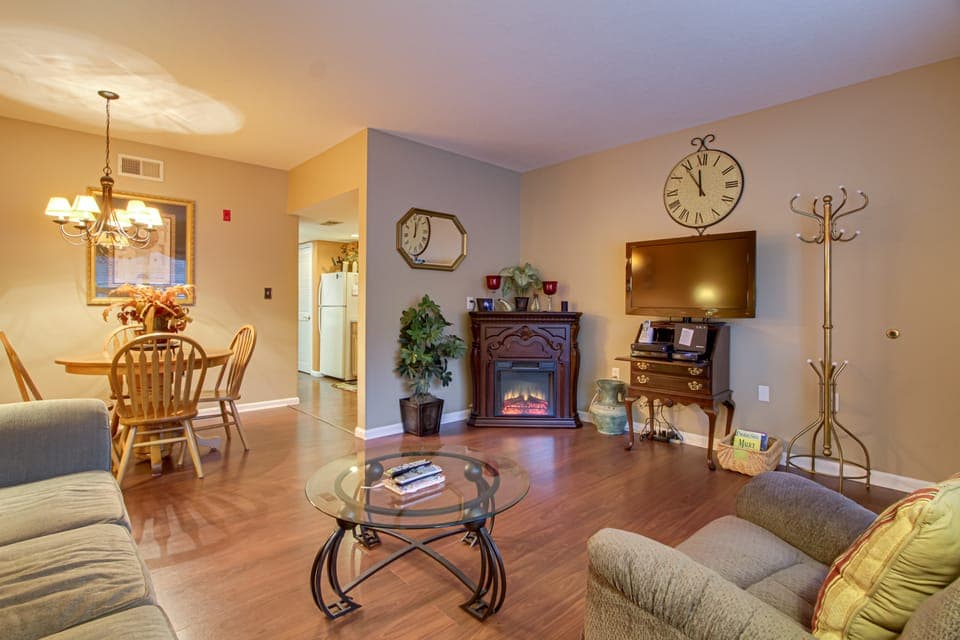 Parkway Condo ~ Walk to Island in Pigeon Forge! Apartment in Pigeon Forge
