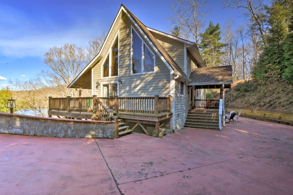 Spacious Lake Santeetlah Cottage w/ Lake Views! Cottage in Lake Santeetlah