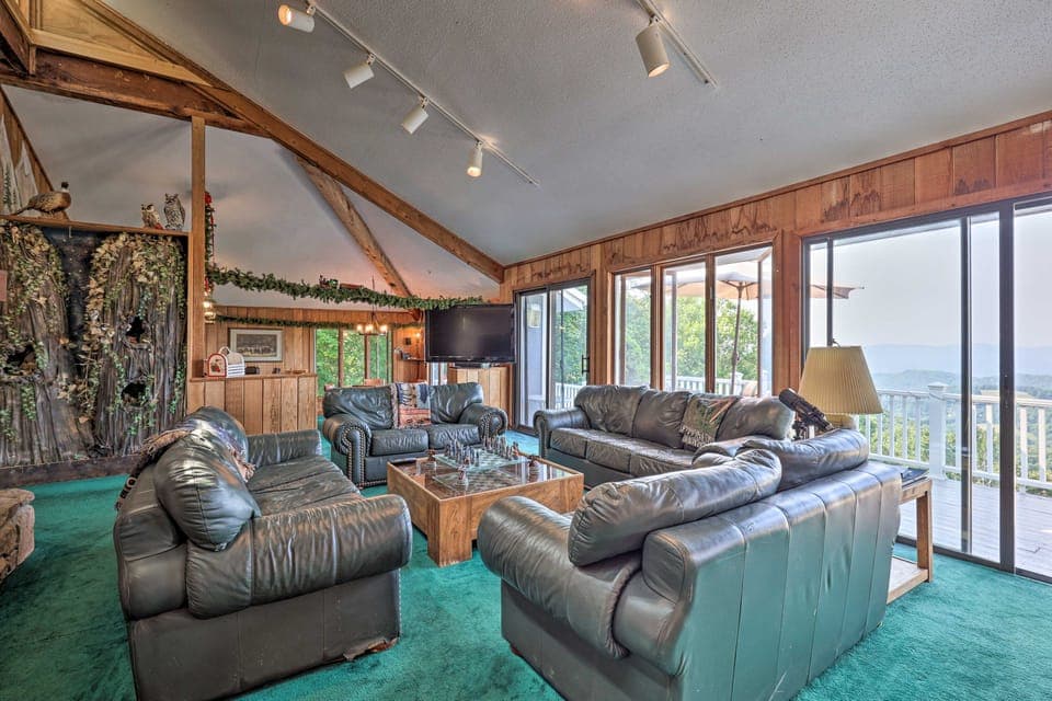 Retro Beech Mountain Home - 2 Mi to Skiing! House in Beech Mountain