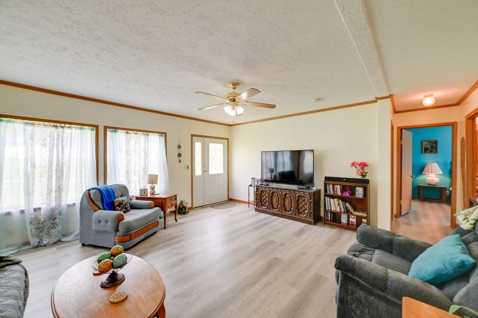 Warm & Inviting Family Home - 2 Mi to Golf Course! House in Tennessee