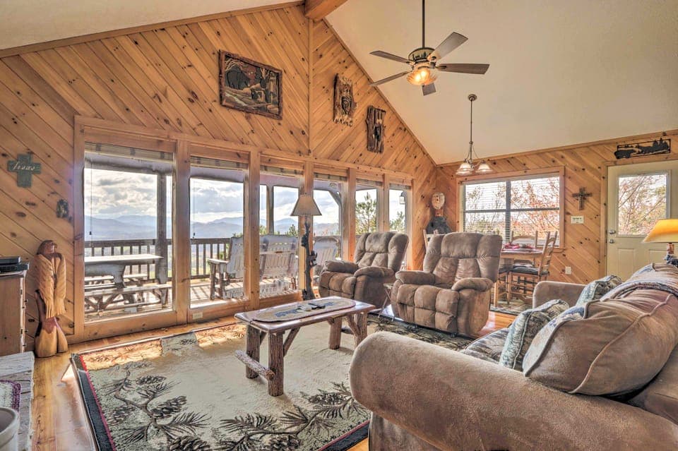 Smoky Mountain Retreat w/ Hot Tub, Arcade Games House in Sevier County