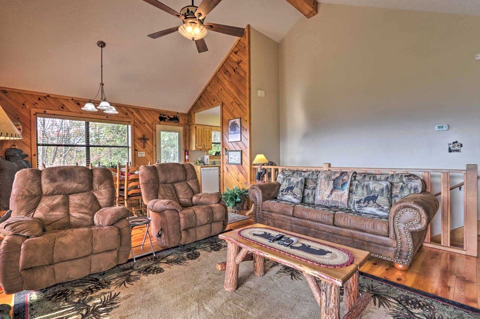 Smoky Mountain Retreat w/ Hot Tub, Arcade Games House in Sevier County