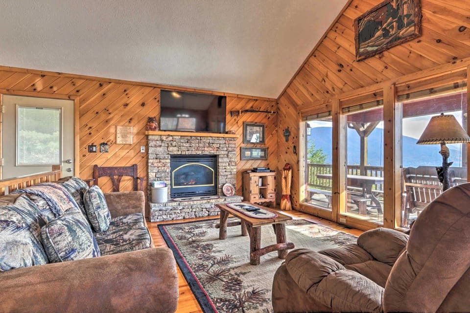 Smoky Mountain Retreat w/ Hot Tub, Arcade Games House in Sevier County