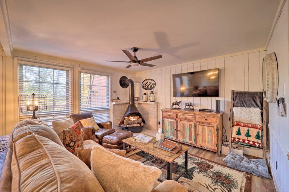 < 1 Mi to Beech Mtn Ski! Condo w/ Hot Tub Access Apartment in Beech Mountain