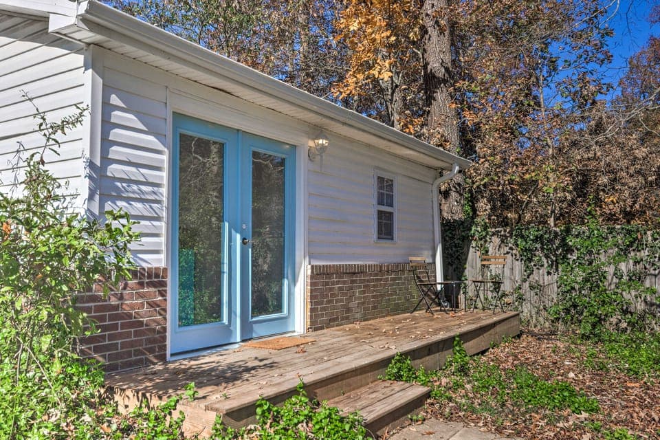 Claire’s Cottage ~ 4 Mi to Downtown Greenville! Cottage in Greenville