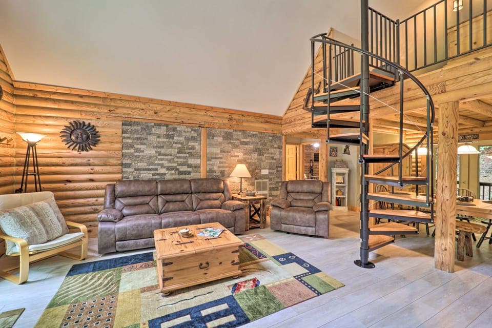 2 Decks & Fire Pit: Scenic Beech Mountain Retreat! House in Beech Mountain