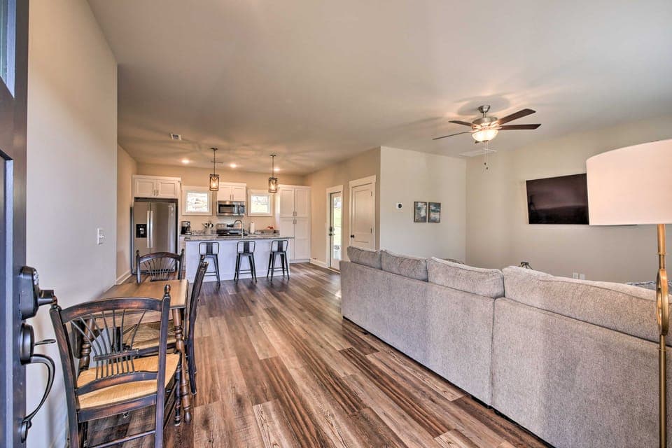 Wooded Escape w/ Beautiful Backyard + Mtn Views! House in Chattanooga