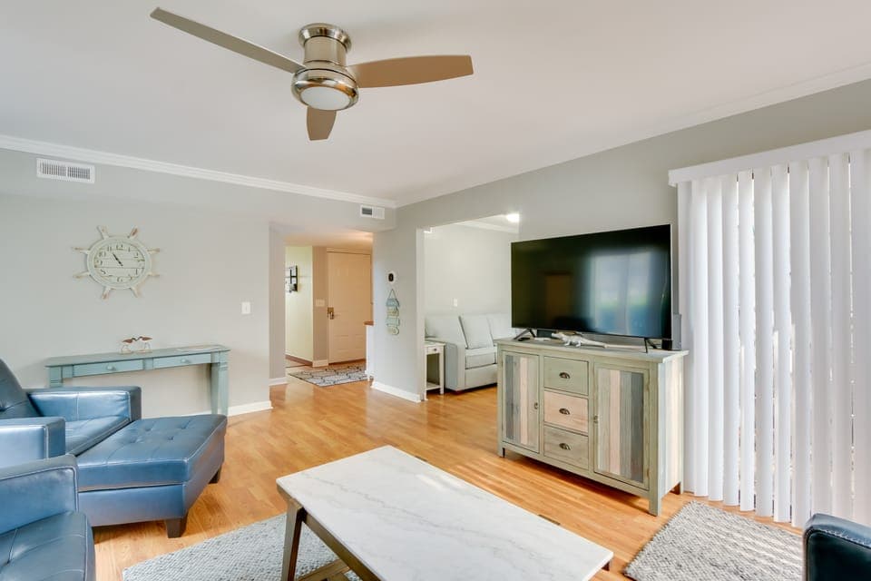 Decks + Pool Access: Hilton Head Island Townhome Apartment in Hilton Head Island