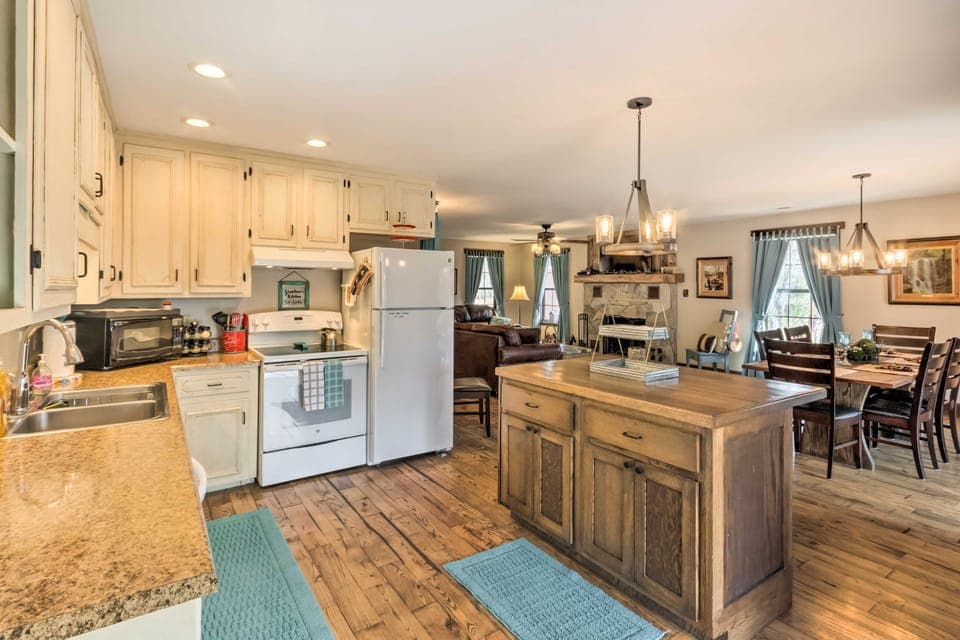 'Joshua’s Lodge' w/ Hot Tub + Mountain Views! House in Tennessee