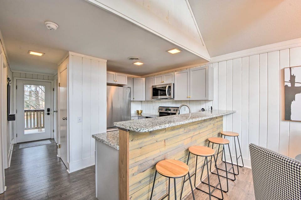 Designer Retreat w/ Pool, Golf + Beach Access! Apartment in Lake Keowee