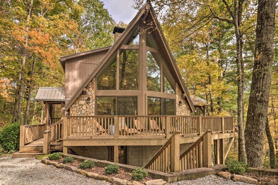 1 Mi to Town: Chalet-Style Highlands Retreat House in Highlands