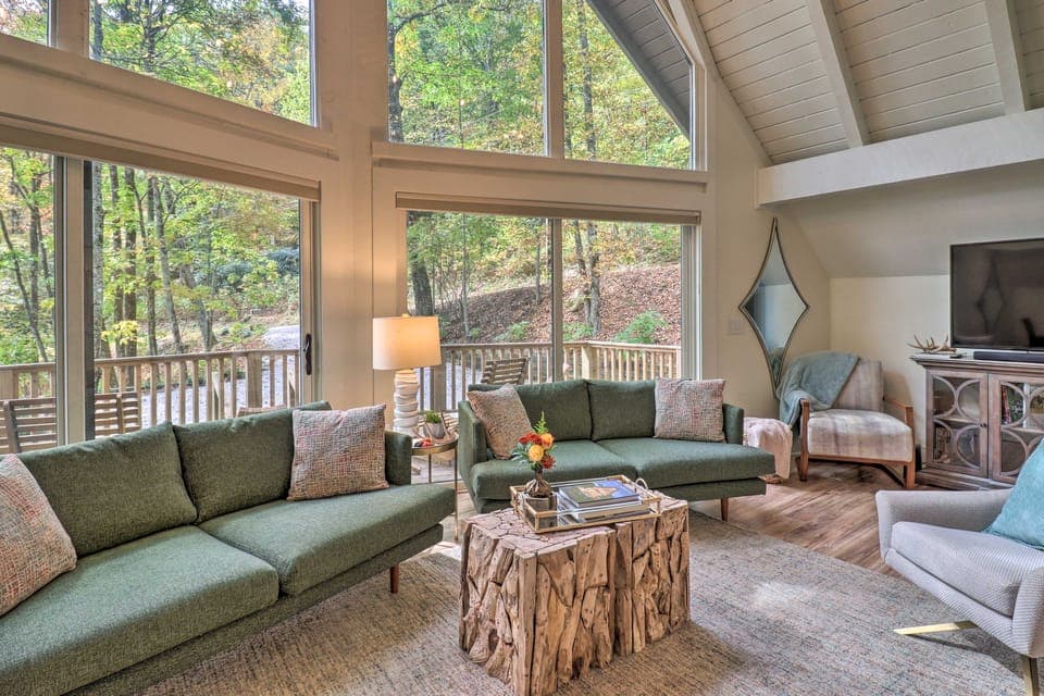 1 Mi to Town: Chalet-Style Highlands Retreat House in Highlands