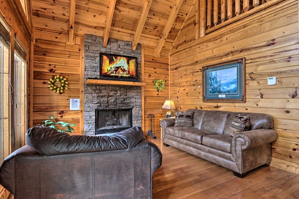 Romantic Smokies Retreat! Indoor Pool & Games House in Pigeon Forge