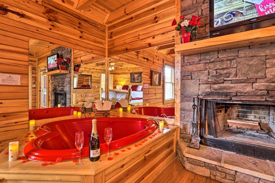 Romantic Smokies Retreat! Indoor Pool & Games House in Pigeon Forge