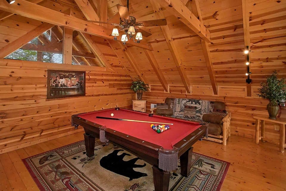 Romantic Smokies Retreat! Indoor Pool & Games House in Pigeon Forge