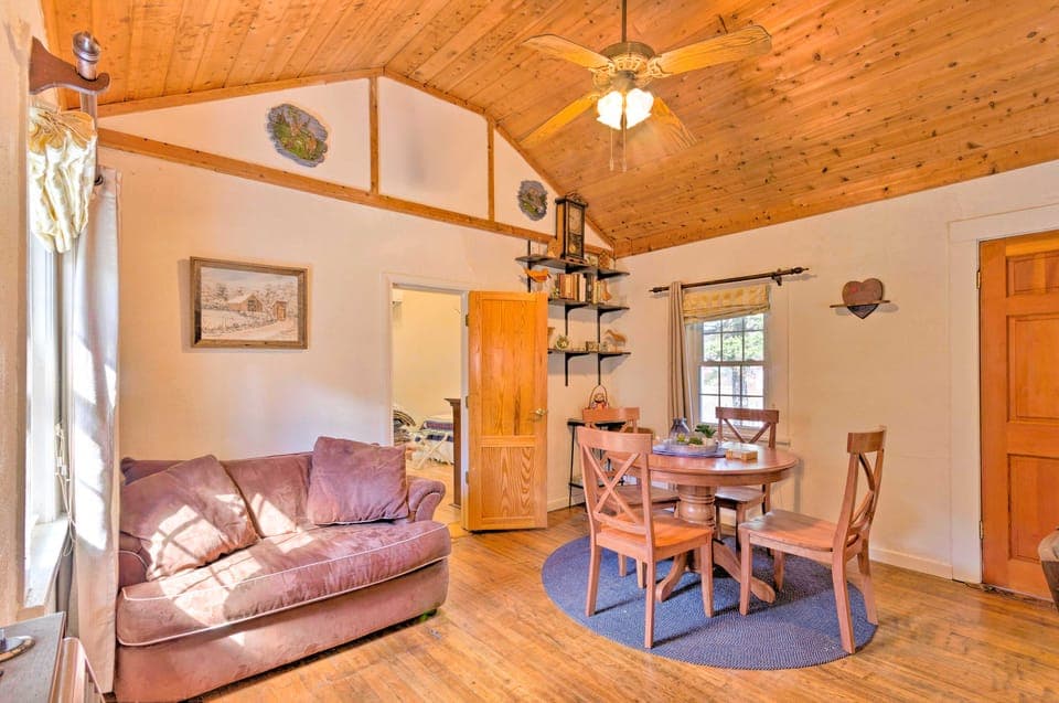 Screened Porch: 'The Rock Cottage' in Hot Springs Cottage in Hot Springs