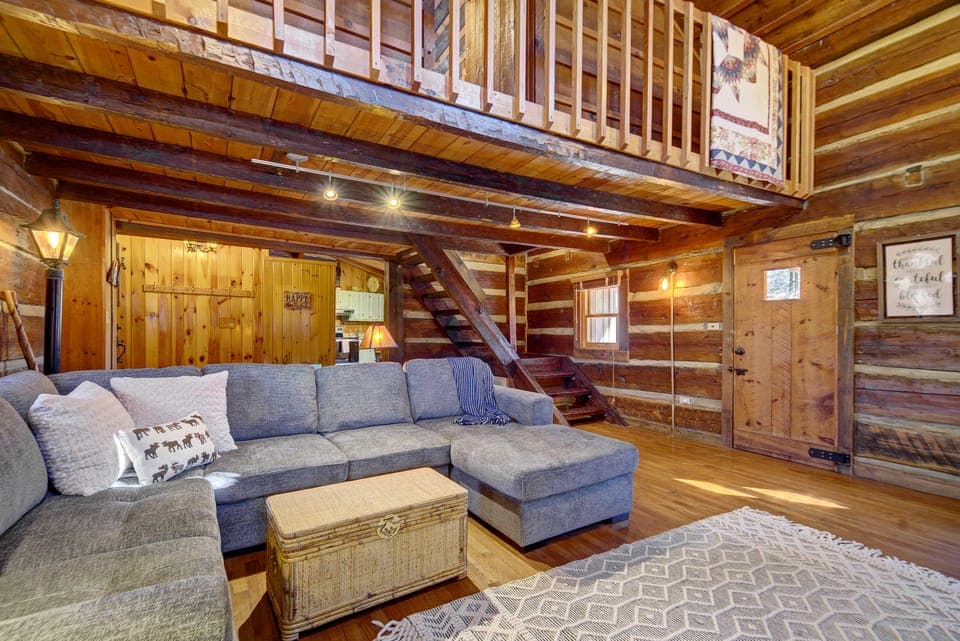 Cozy Log Cabin: 6 Mi to Great Smoky Mtns NP! House in Great Smoky Mountains