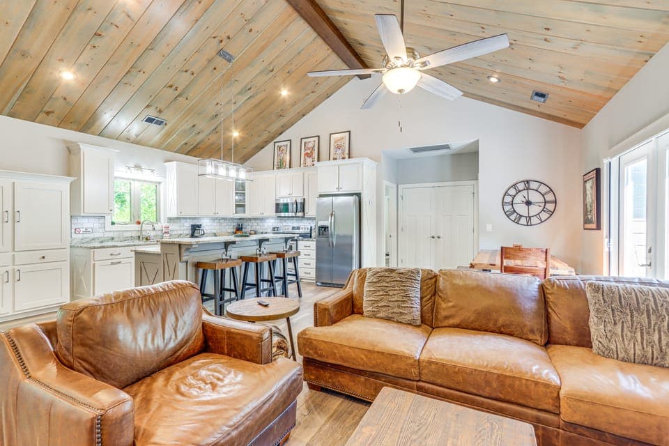 Hike, Fish & Kayak: Murphy Gem w/ Deck & Fire Pit House in Tennessee