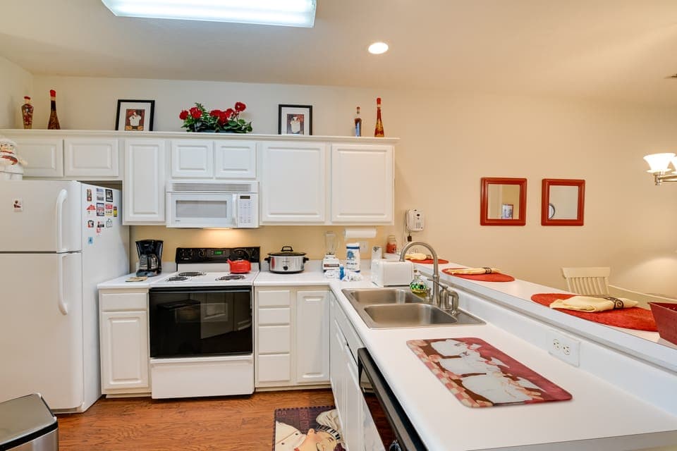 Cozy Condo w/ Golf Course View: 4 Mi to Shore! Apartment in Carolina Forest
