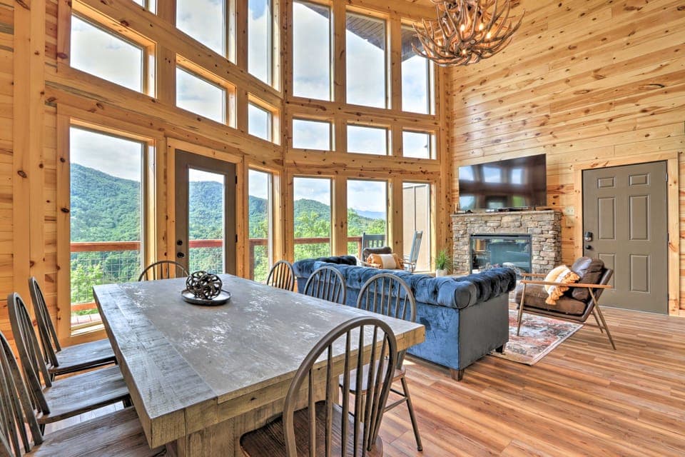 ‘Mountain Dew’ Cabin w/ Hot Tub & Scenic Views! House in Sevier County