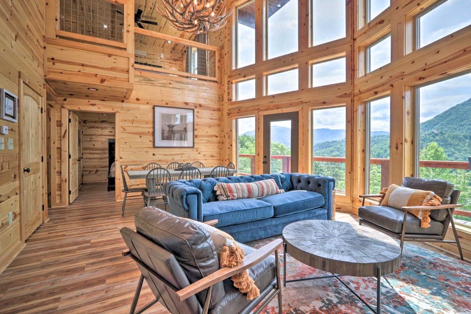 ‘Mountain Dew’ Cabin w/ Hot Tub & Scenic Views! House in Sevier County