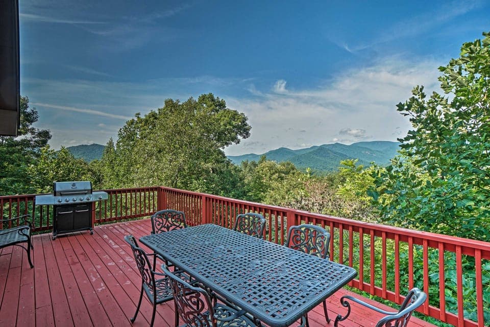 Hot Tub + Game Room: Mountain Retreat in Otto! House in Tennessee