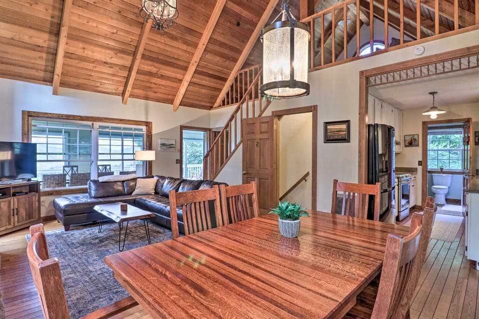 Family Retreat Cabin w/ Summit, Lake Views, Deck! House in Nantahala Lake