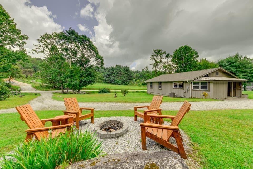 2 Mi to Ski Sapphire: Pet-Friendly Cashiers Cabin House in Tennessee