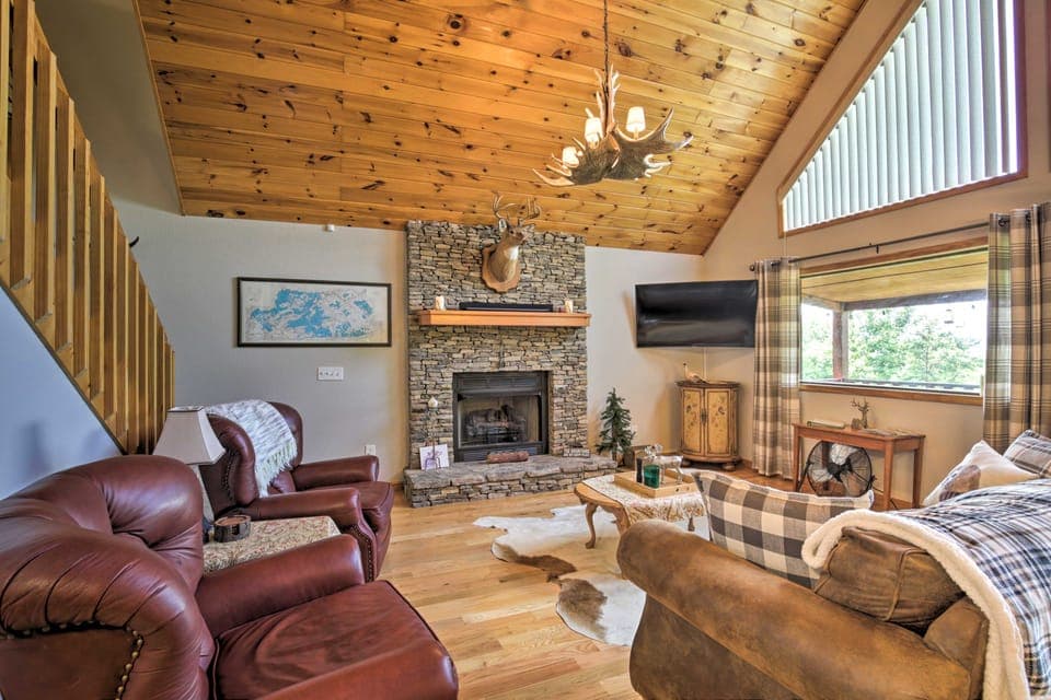 Game Room & Fire Pit: Picturesque Cabin in Murphy House in Tennessee