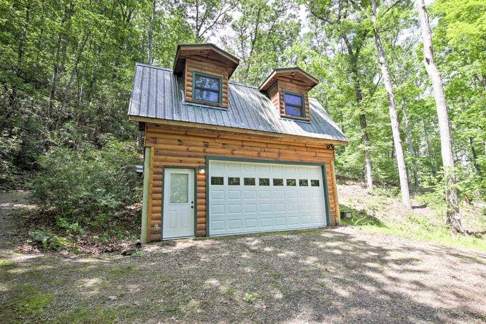 Fire Pit & Forest Views: Secluded Murphy Cabin! House in Tennessee