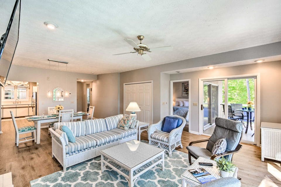 Views, Pools & Marina: Lake Keowee Condo! Apartment in Lake Keowee