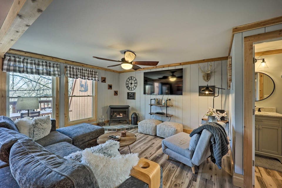 1 Mi to Ski! Condo w/ Indoor Pool in Beech Mtn Apartment in Beech Mountain