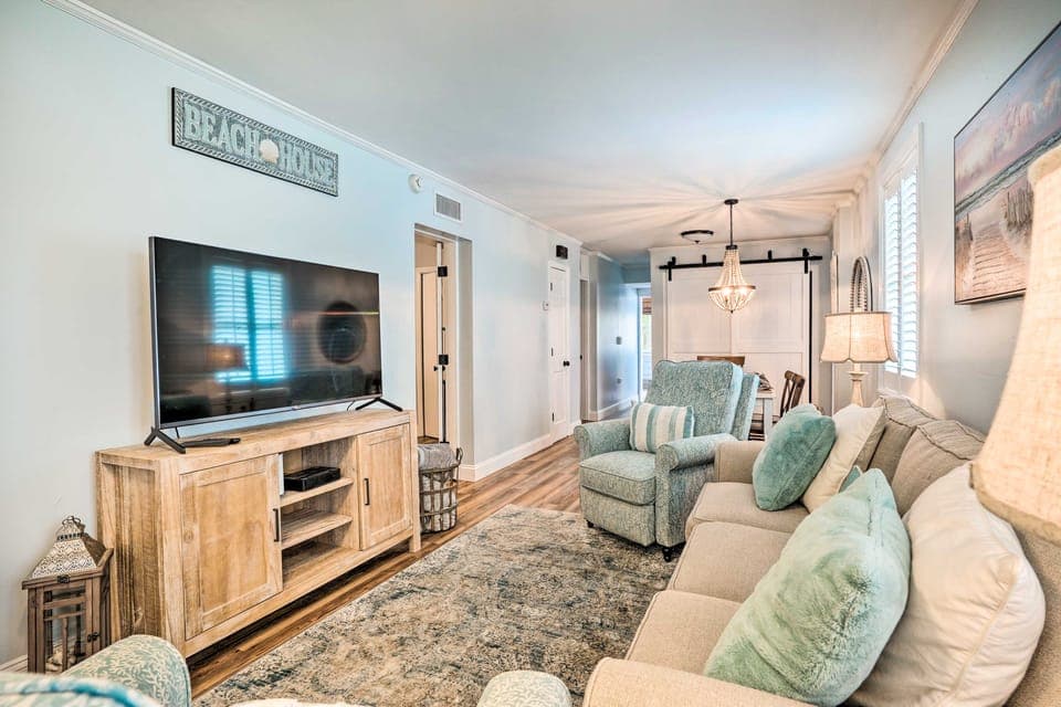 Beachy Isle of Palms Home: 1 Block to Coast! House in Isle of Palms
