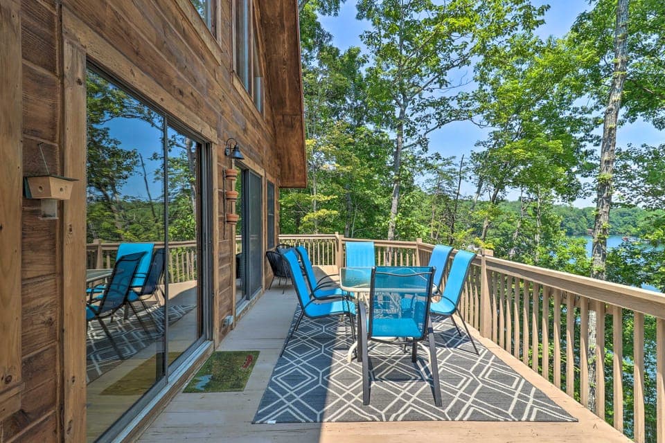 Game Room! Lakefront Family Cabin in Landrum House in Tennessee