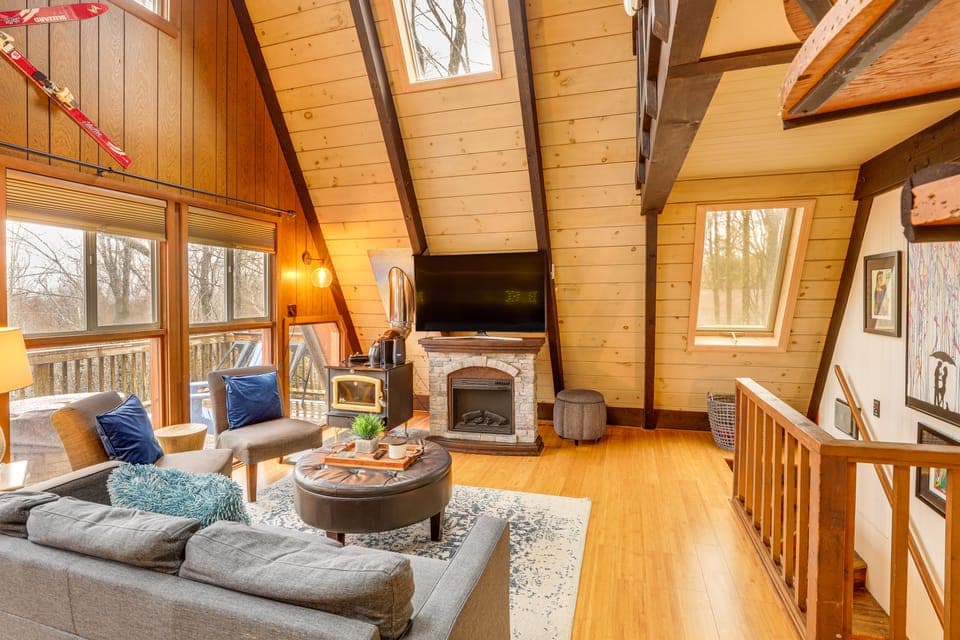 1 Mi to Beech Mtn! Family Retreat w/ Hot Tub House in Beech Mountain