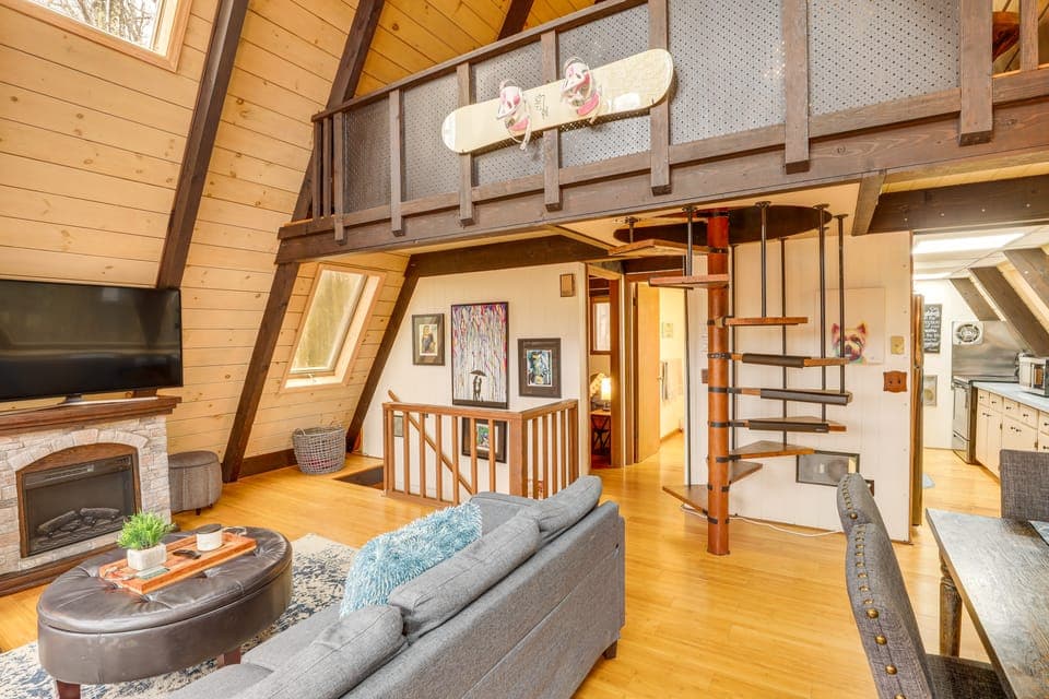 1 Mi to Beech Mtn! Family Retreat w/ Hot Tub House in Beech Mountain