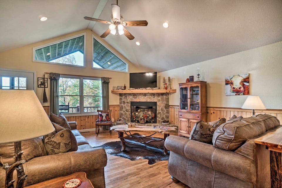 Hiawassee Cabin w/ Mtn Views < 1 Mi to Lake! House in Hiawassee
