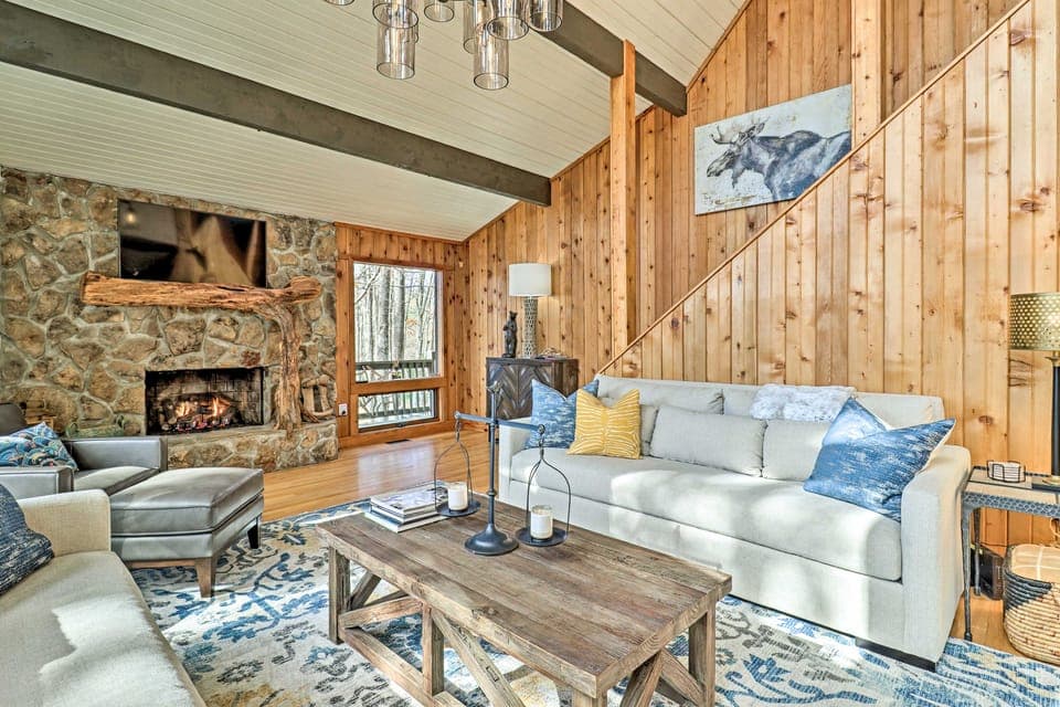 5 Mi to Ski Sapphire Valley: Cozy Retreat w/ Decks House in Tennessee