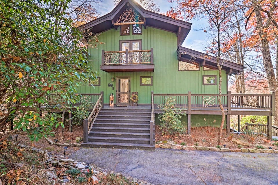5 Mi to Ski Sapphire Valley: Cozy Retreat w/ Decks House in Tennessee